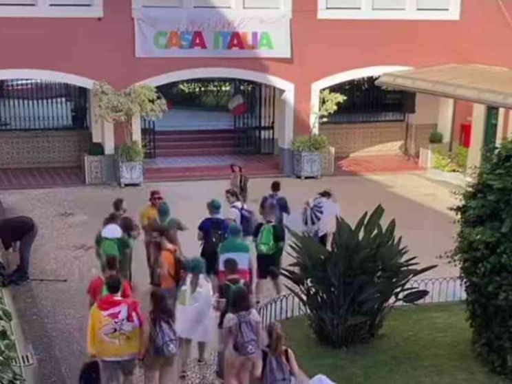 Casa Italia: mille colori e servizi dal medico al wi-fi, al vero caffè