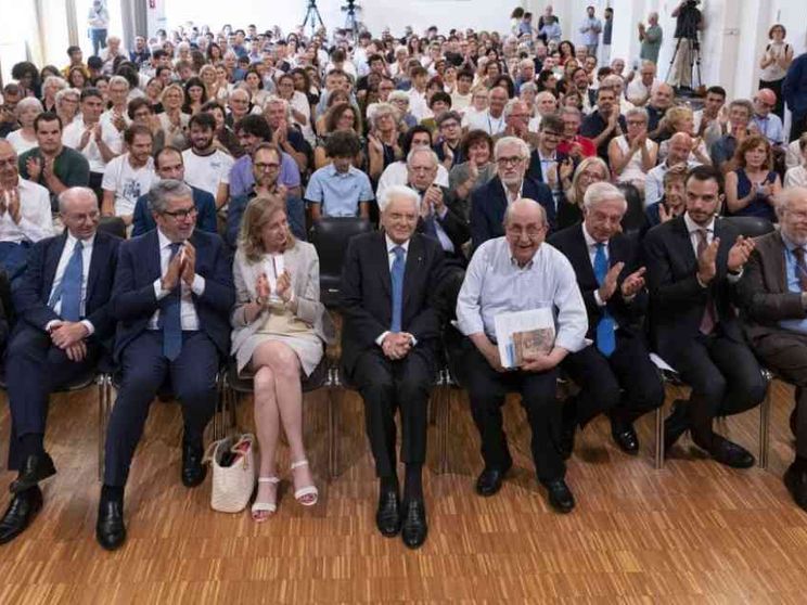 Mattarella all'Arsenale per i 40 anni del Sermig. «Ma come avete fatto?»