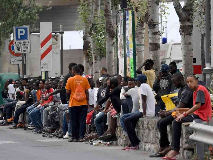 Vigilantes e respingimenti, guerre ai migranti in fuga dall'Italia