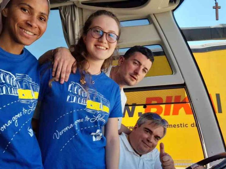 Il pullman lo guida il "don" (che ha preso la patente apposta)