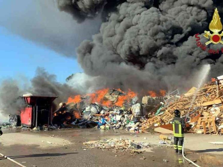 Diossina 20 volte oltre i limiti: «Finestre chiuse, restate a casa»