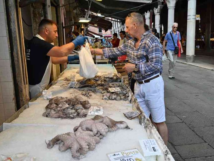 Da ottobre il carrello della spesa "anti-inflazione". Ma l'industria non ci sta