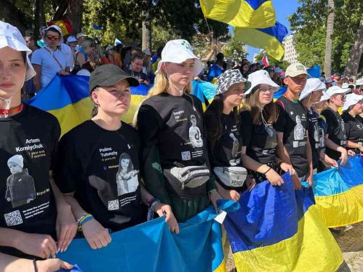 La Via Crucis dei giovani dell'Ucraina: sulle t-shirt i volti dei bambini uccisi