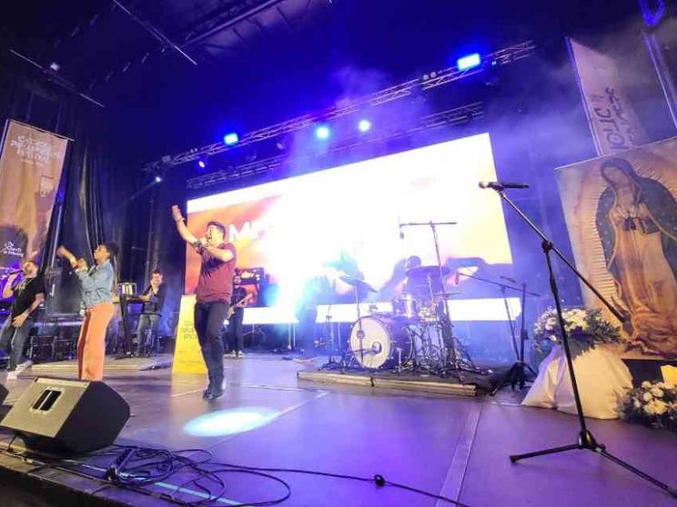 Il Papa dona un ramo di ulivo agli influencer cattolici