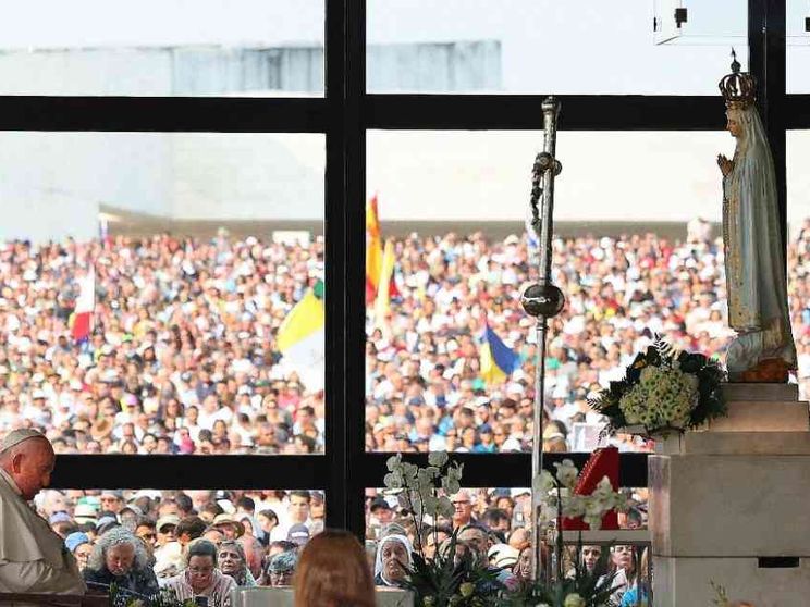 Il Papa a Fatima: preghiera silenziosa per la pace con dolore