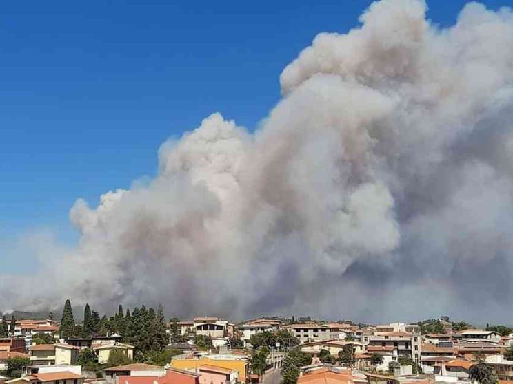 Brucia la costa nord-est della Sardegna, centinaia di evacuati