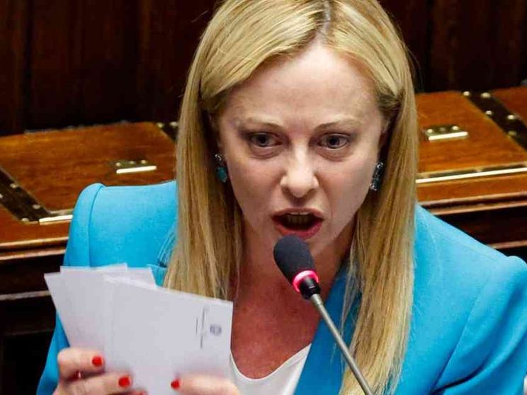 Pressing di Meloni, De Angelis si scusa ma non smorza le polemiche