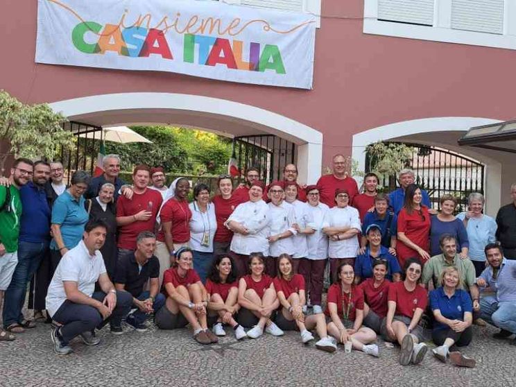 Foto di gruppo a Casa Italia prima della partenza