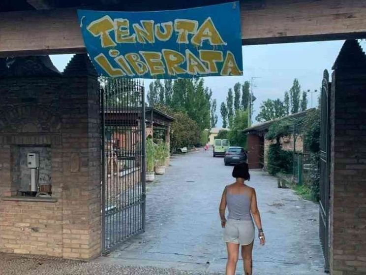 Nella tenuta del superevasore, il futuro per poveri e immigrati
