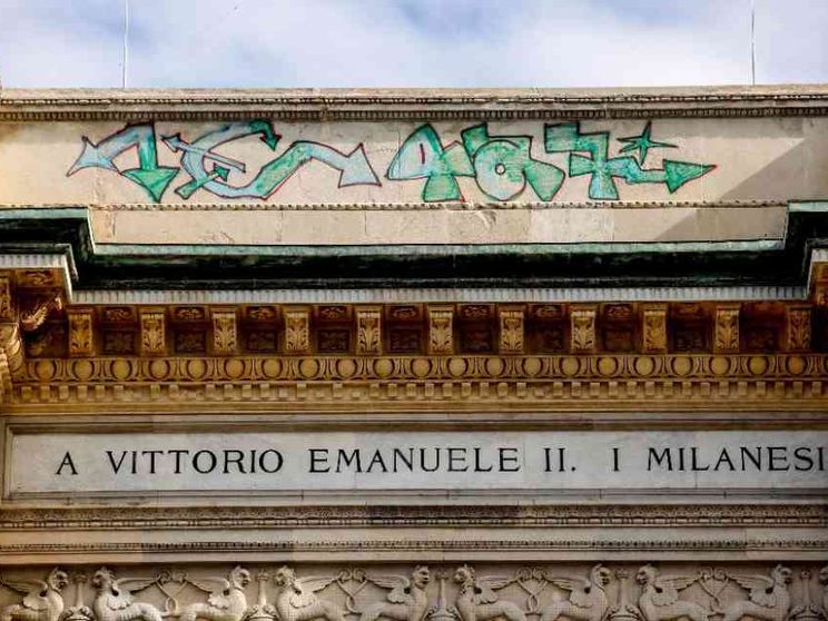 Vandali imbrattano la Galleria Vittorio Emanuele