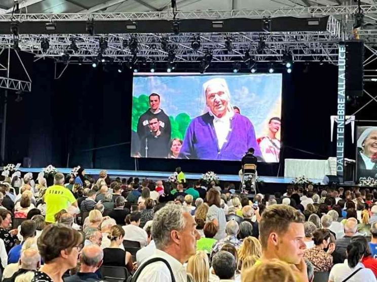 A migliaia sulla collina di Saluzzo per i funerali di madre Elvira