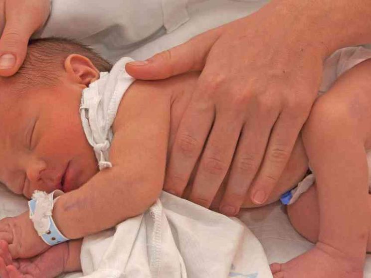 Neonato trovato vicino a un cassonetto di rifiuti. Sta bene