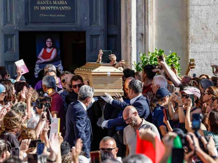 Niente fiori ai funerali di Michela Murgia. «Ora è in viaggio verso il Padre»