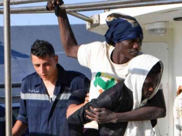 Migranti via dai centri di accoglienza, ma finiranno per strada