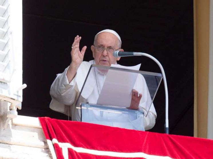 Il Papa: il rumore delle armi copre gli sforzi di pace. E loda il volontariato