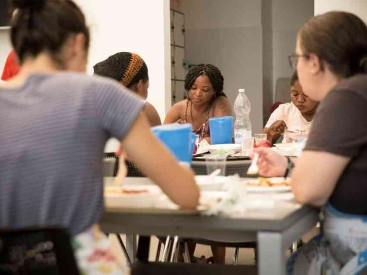 Un tetto, la mensa e visite mediche: così Torino aiuta i nuovi poveri