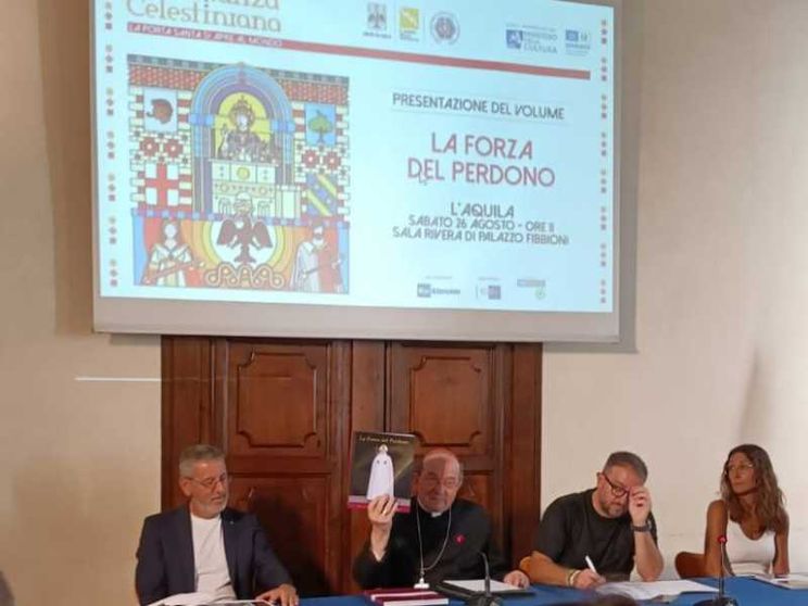 Ecco il libro sulla visita di papa Francesco