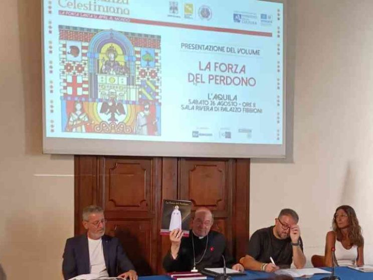 Ecco il libro sulla visita di papa Francesco