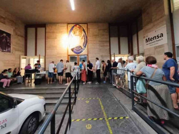 Senza dimora e ora pure senza reddito. In fila, a Roma, con i poveri