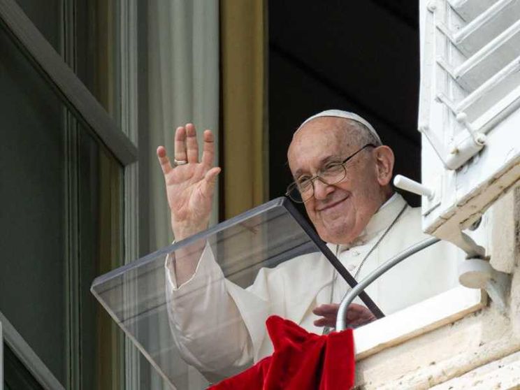 Il Papa: Cristo non è un ricordo del passato, è vivo e cammina con noi