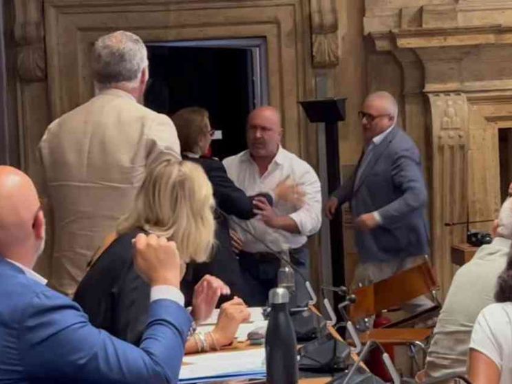 Rissa sfiorata in consiglio comunale. Il sindaco scortato fuori dall'aula