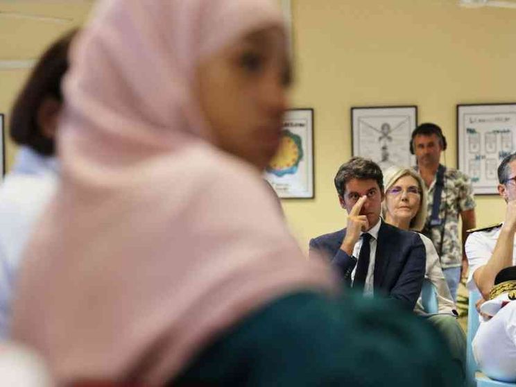 Francia, dopo il velo il vestito: proibito l’«abaya» nelle scuole