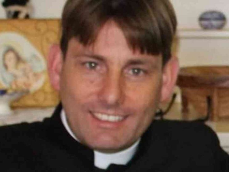 Prova a investire don Coluccia, prete anti-spaccio. «Paura, ma vado avanti»