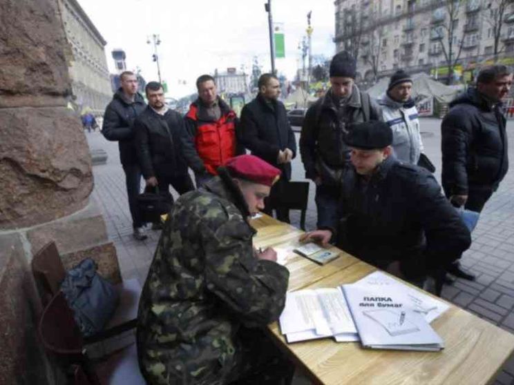 Stanchi delle armi. Calano i volontari sia in Russia sia in Ucraina