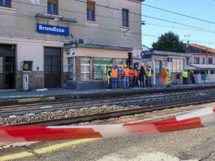Treno investe operai al lavoro sui binari: cinque morti. E Mattarella accorre