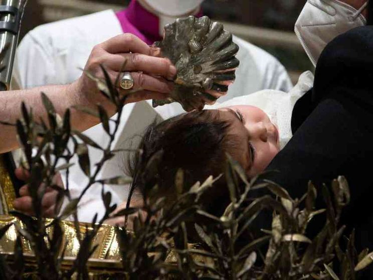 Il Battesimo dei bambini: dalla crisi di fede al ruolo di padrini e madrine