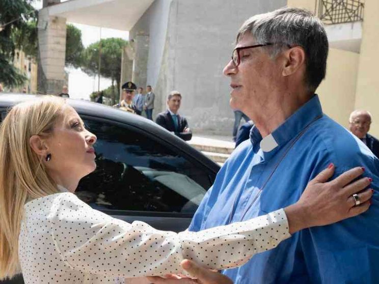 Meloni a Caivano: «Lo Stato ha fallito. Ora legalità, servizi e scuola»