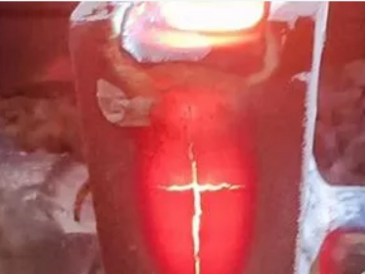 La croce diventata “virale”, il segno di quel che censuriamo