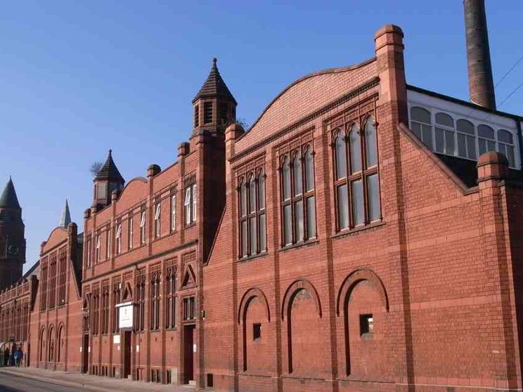 «Ecco come si lapida un'adultera». Choc per le parole dell'imam