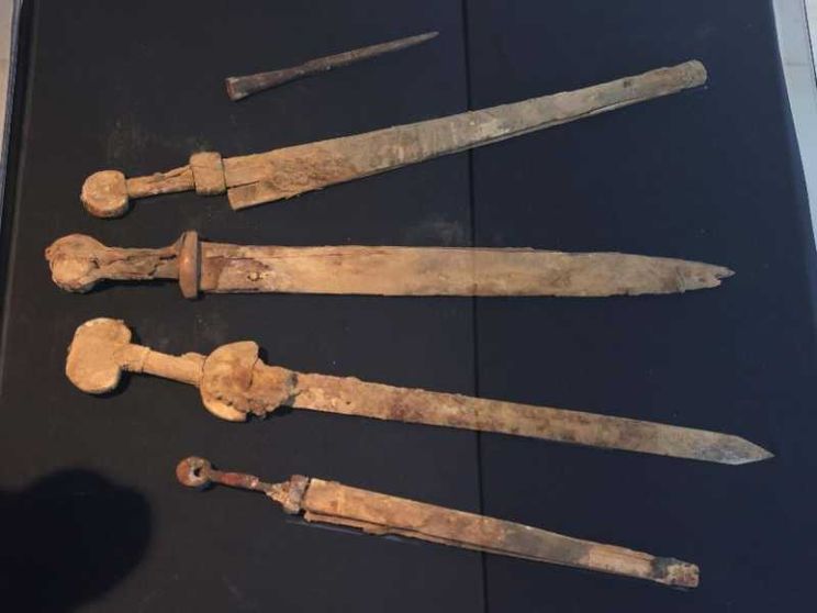 Scoperte spade romane in una grotta sul Mar Morto