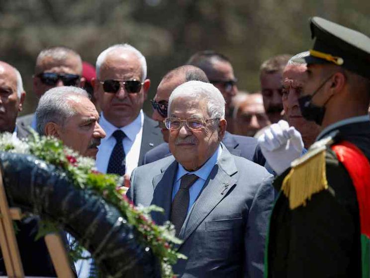 Abu Mazen: «Hitler uccise gli ebrei perché usurai». Parigi revoca la medaglia