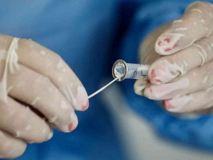 Covid, +44% di casi in 7 giorni. Tornano i tamponi in pronto soccorso