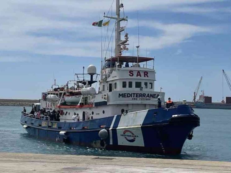 La "Mare Jonio" può navigare, ma per le autorità «non deve poter salvare»