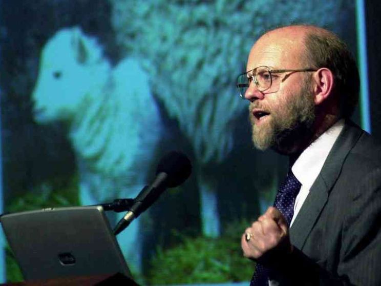 Addio a Wilmut papà della pecora Dolly, “pentito” della ricerca sugli embrioni