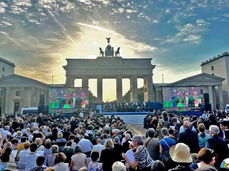 Berlino invoca "l'audacia della pace". Il Papa: guerra madre di povertà