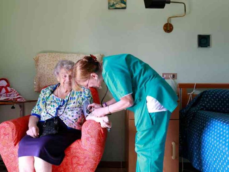 Assistenza anziani non autosufficienti: servono 1,3 miliardi per la svolta