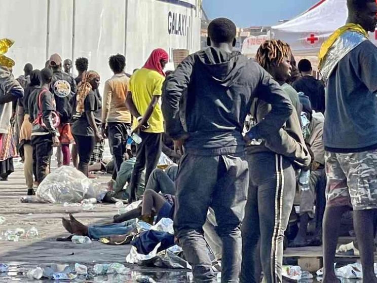 A Lampedusa «un'apocalisse». Iniziati i trasferimenti