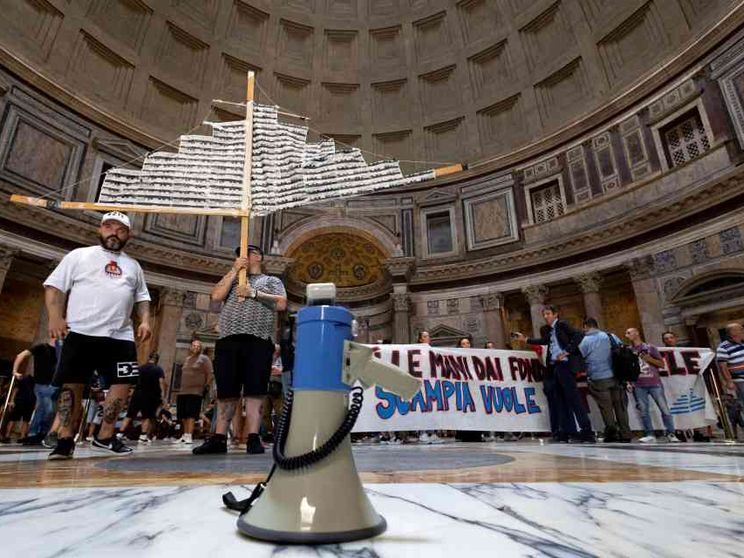 Il comitato Vele Scampia occupa il Pantheon a Roma per i tagli ai fondi