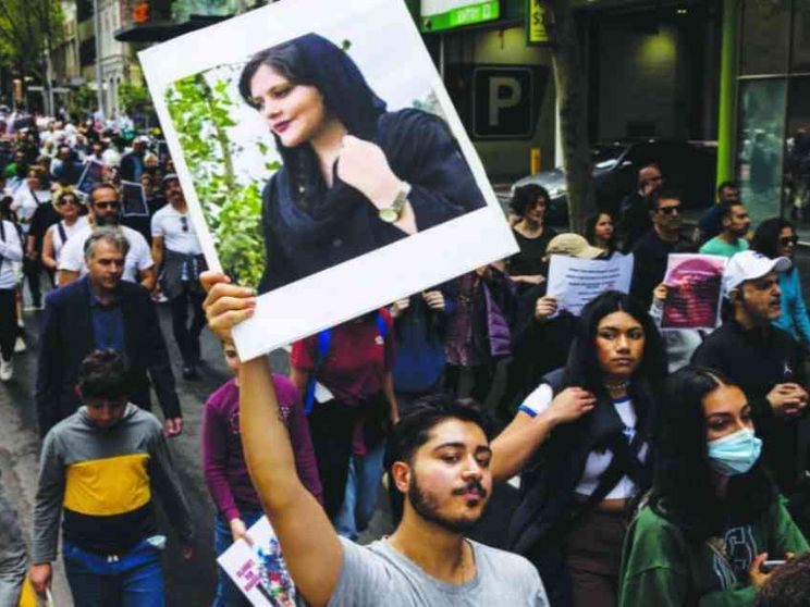 Un anno dopo Mahsa, l'Iran non smette di urlare: «Donna, vita e libertà»