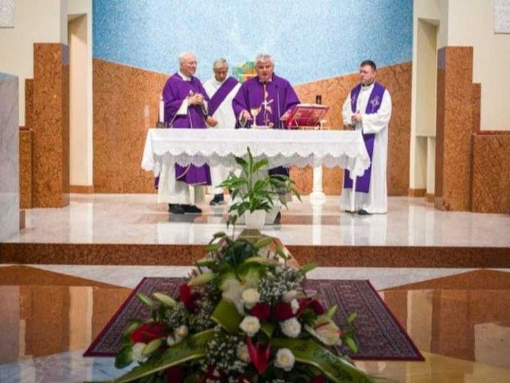 Il funerale del clochard "senza volto". Krajewsky: in lui la sofferenza di Gesù