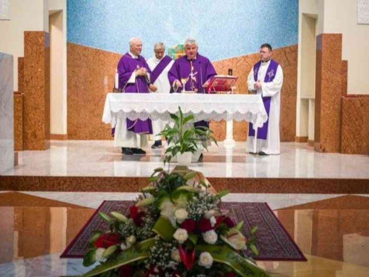 Il funerale del clochard "senza volto". Krajewsky: in lui la sofferenza di Gesù