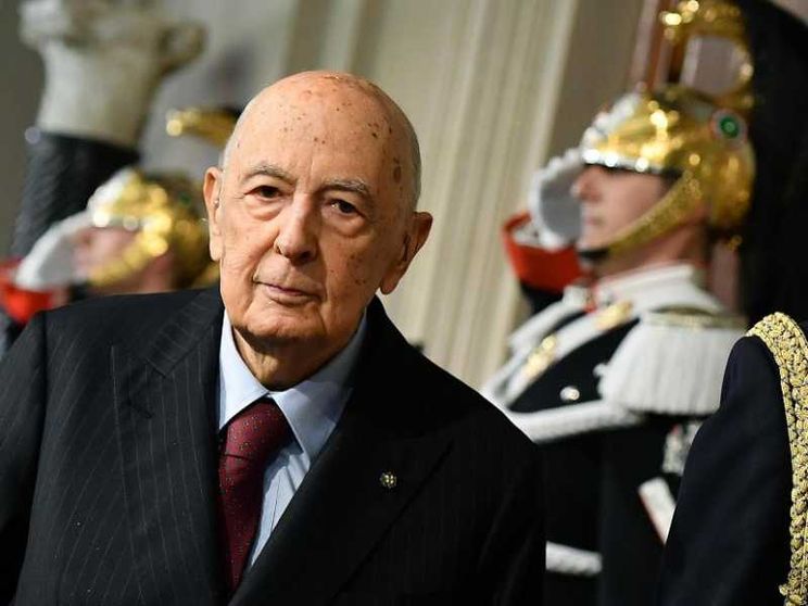 Ore di ansia per Napolitano. Il Papa: «Un servitore della Patria»