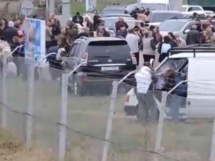 Nagorno-Karabakh, migliaia di civili lasciano l’enclave. Si tratta la resa