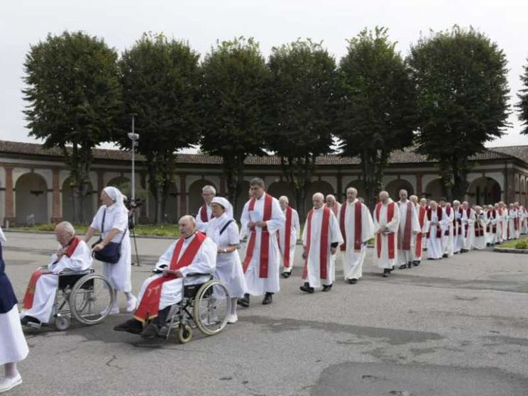 Il Papa: preti anziani e malati, grazie per la vostra testimonianza di vita