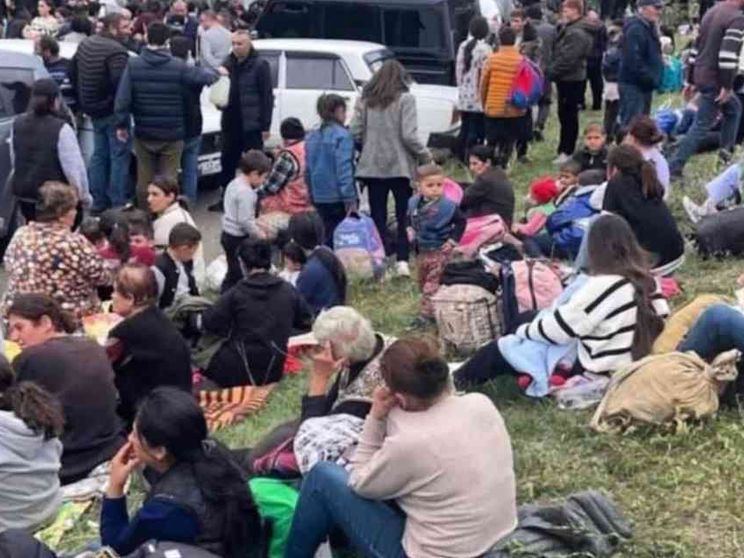 Nagorno-Karabakh, la tregua regge e gli armeni scappano