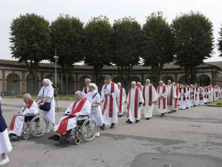 Il Papa: preti anziani e malati, grazie per la vostra testimonianza di vita